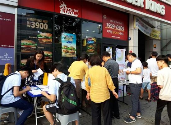 지난 17일 동작구 보건소가 노량진 학원가에서 ‘찾아가는 현장보건소’를 운영하면서 학생들에게 참여를 독려하고 건강정보 자료를 배부하고 있다.