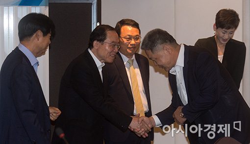 [포토]참석자들과 인사나누는 안충영 동반성장위원장