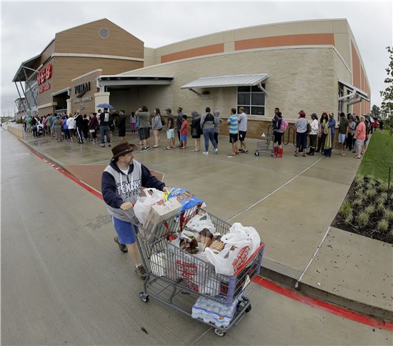 미국 텍사스주 리치몬드에서 허리케인 하비로 휴업했던 마트가 29(현지시간) 문을 열자 사람들이 물건을 사기 위해 길게 줄을 서서 기다리고 있다. (사진출처=AP연합)
