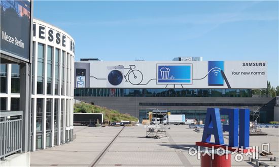 ▲30일 독일 베를린 'IFA 2017'전시장 중 '씨티 큐브 베를린' 외벽에 삼성전자 옥외광고가 설치되어있다. (제공=삼성전자)