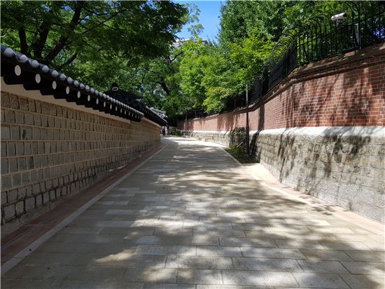 60년만에 걷는 '덕수궁 돌담길 100m'…30일 개방