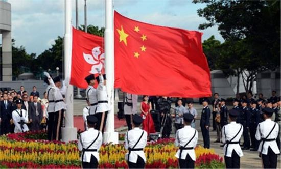 [경례의 정치학]①중국은 왜 홍콩의 국기 경례법을 뜯어고치려 할까?