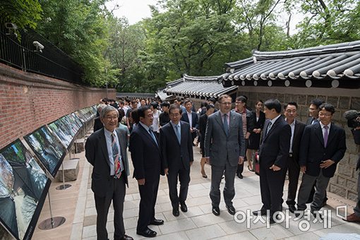 [포토]덕수궁 돌담길 걷는 박원순 시장