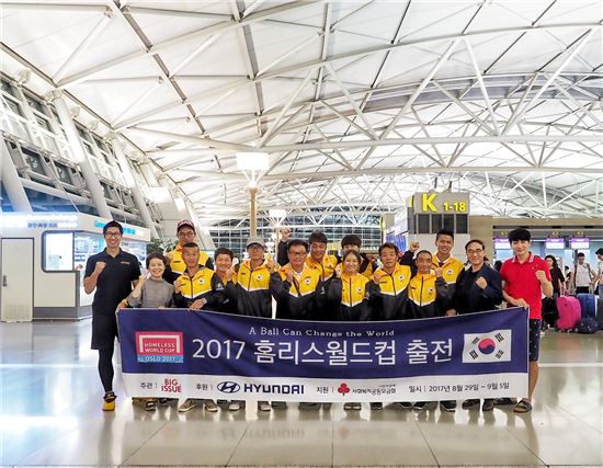 2017 홈리스월드컵 대회를 앞둔 지난 27일 한국대표팀이 출국전 인천공항에서 단체사진을 찍고 있다.