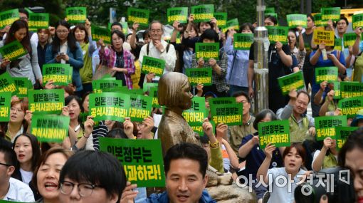 [포토]소녀상 곁에서 구호 외치는 시민들