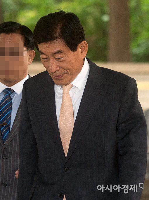 [포토]고개숙인 원세훈 전 원장