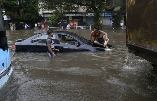 폭우로 마비된 인도 뭄바이…휴교령·외출자제