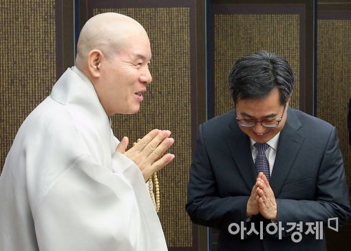종교인과세 보완방안 발표…'종교활동비 비과세'
