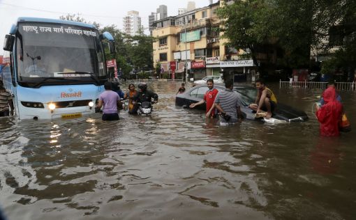 [포토]폭우로 마비된 인도 뭄바이