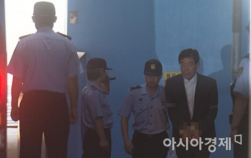 [포토]호송차 오르는 원세훈 전 국정원장