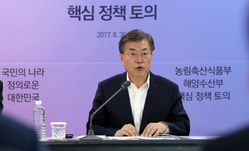 文 대통령 "먹거리 사고 미봉책에 그쳐…공장형 밀집 사육환경 개선돼야"