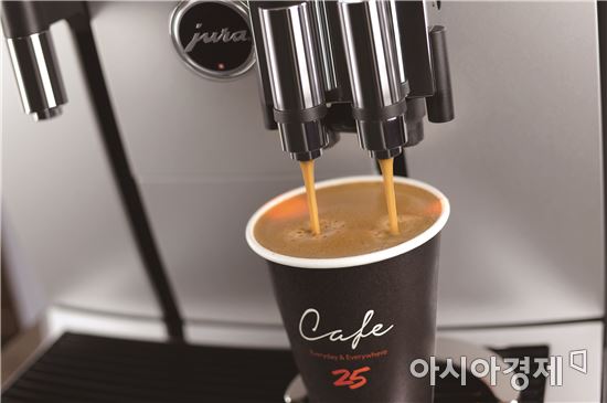 GS25 '카페25' 머신에서 커피가 나오고 있다.(사진=GS25 제공) 