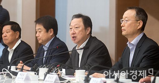 [포토]발언하는 박용만 회장