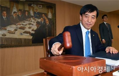 이주열 한국은행 총재가 31일 서울 태평로 한은 삼성본관에서 열린 금통위 본회의에 참석해 의사봉을 두드리고 있다.