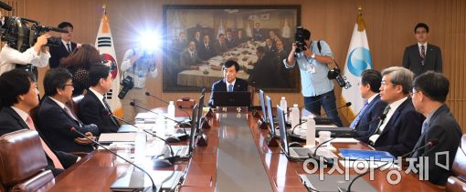 이주열 한국은행 총재(가운데)가 31일 서울 태평로 한은 삼성본관에서 금융통화위원회 본회의를 주재하고 있다. 