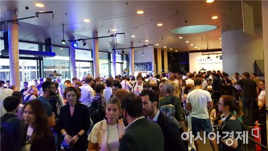 ▲30일(현지시간)'삼성전자 2017 프레스 컨퍼런스'가 열린 독일 템포드롬이 관람객들로 붐비고 있다. (사진=원다라 기자)