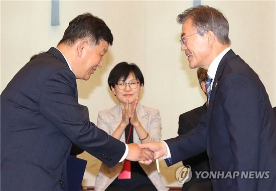 문재인 대통령이 6월15일 청와대에서 노태강 문화체육관광부 2차관에게 임명장을 수여한 뒤 악수하고 있다.[이미지출처=연합뉴스]