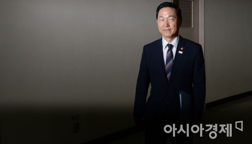 [포토]브리핑룸 들어서는 김상곤 부총리