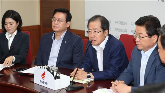 한국당 '외교·안보 상임위' 참여…본회의 불참·규탄대회 열어