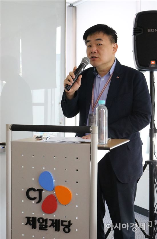 CJ제일제당 패키징센터 차규환 센터장이 CJ제일제당 가정간편식(HMR) 제품에 적용된 포장 기술에 대해 설명하고 있다. 사진제공=CJ제일제당