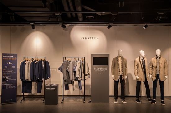 삼성물산 패션부문은 지난달 31일 도곡동 본사 사옥 2층에서 올 하반기 패션 시장 진단, 분석하는 프리젠테이션을 진행했다. 사진은 행사 뒤편에 마련된 남성복 브랜드 로가디스 부스.