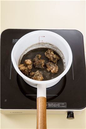 4. 검은깨 소스 재료를 끓여 끓으면 튀긴 닭고기를 넣어 버무린다. 