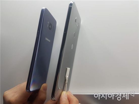 ▲삼성전자 갤럭시 S8(왼쪽)과 LG V30(오른쪽)의 두께 비교. 