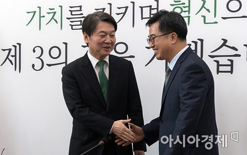 [포토]인사 나누는 안철수 대표·김동연 부총리