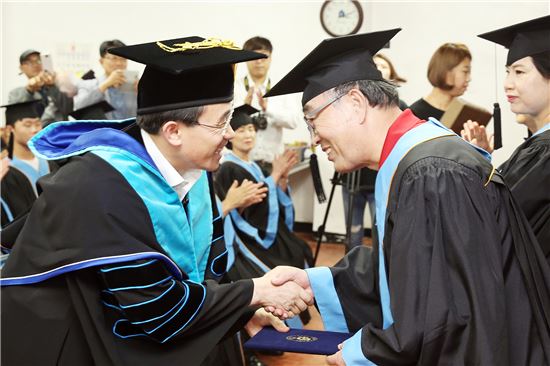 [포토]광주시 동구, 장미의거리 상인대학 졸업식