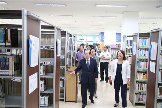 박홍섭 마포구청장(왼쪽)이 교하도서관 내부를 둘러보고 있다.