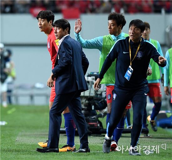 [포토]신태용 감독, '이동국을 투입해야겠어'