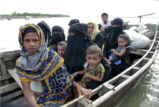 지난달 31일(현지시간) 로힝야족 사람들이 미얀마 내 분쟁을 피해 배를 타고 국경을 넘어 방글라데시에 도착했다. (사진출처=AP연합) 