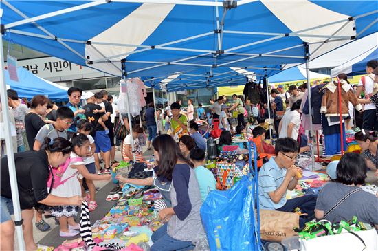 성남시가 매년 어린이들을 대상으로 개최하는 경제벼룩시장에 참여한 어린이들이 자신이 가져온 물품을 직거래 등을 통해 판매하고 있다. 