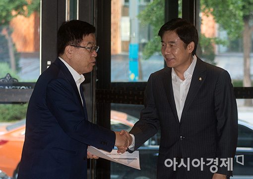 [포토]손 잡는 국민의당·자유한국당