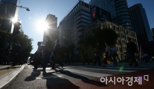 [포토]가을 햇살 맞으며 출근