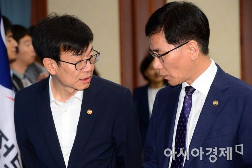 [포토]이야기 나누는 김상조 공정위원장과 이성기 고용부 차관