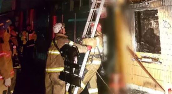 밀양 식당서 화재, 1명 사망·2명 연기 흡입…화재 원인 조사 중
