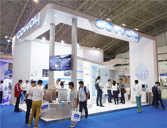 지난달 31일 중국 베이징에서 개막해 2일까지 열리는 '공기정화 전문 박람회(2017 CAPE)'에 참가한 코웨이 부스에 관람객들이 모여들고 있다.
