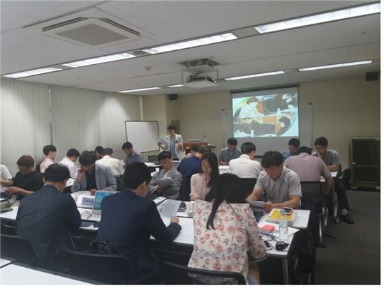 산단공 기업성장교육추진단이 입주기업 글로벌 경쟁력 제고를 위해 마련한 연구개발(R&D) 교육강좌에 중소기업 임직원들이 참여하고 있다. 