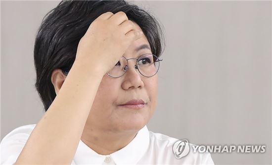 이혜훈  바른정당  대표가 지난달 31일 오전 파주시 홍원연수원에서 열린 국회의원 정기국회 대책회의에 참석해 회의 시작을 기다리고 있다[이미지출처=연합뉴스]