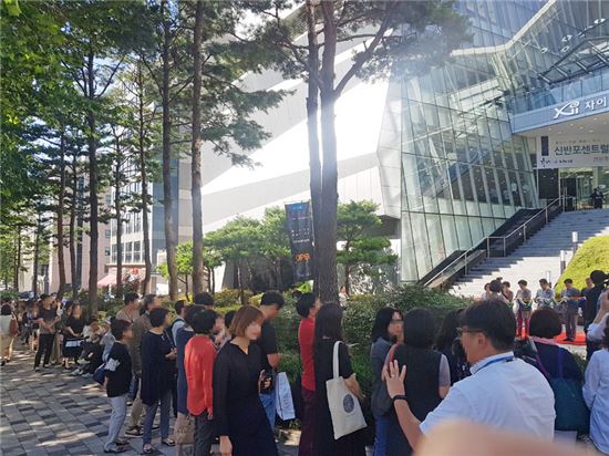 [르포]강남 집값 가늠자된 '신반포 센트럴자이' 첫날 북적