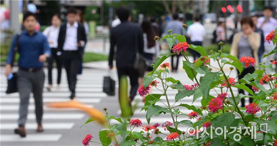 서울 아침 기온이 섭씨 16도로 선선한 날씨를 보인 지난달 30일. 서울 중구 을지로에서 시민들이 발걸음을 옮기고 있다.(사진=문호남 기자 munonam@)