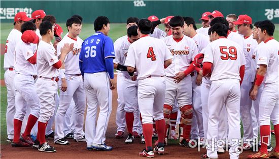 [포토]이승엽과 인사하는 SK 선수단