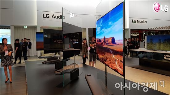 ▲'IFA 2017' LG전자 전시관에 전시된 LG 시그니처 올레드 TV W.(사진=원다라 기자)