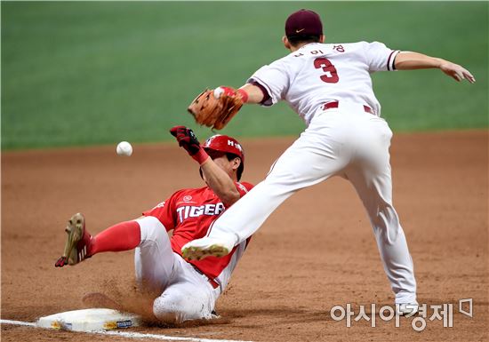 [포토]신종길, '3루까지 진루했어'