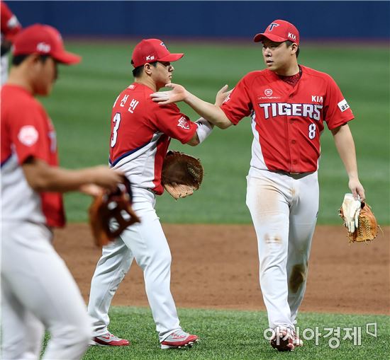 [포토]김선빈-안치홍 '키스톤 콤비의 하이파이브'