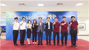 금상을 수상한 한국중부발전 제주발전본부 물소리 분임조가 기념 촬영을 하고 있다. 