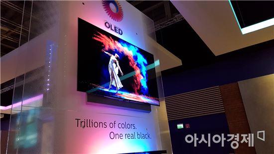 ▲'IFA 2017' 필립스 전시부스에 전시된 OLED TV. (사진=원다라 기자)