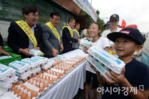 [포토]'계란 공짜로 나눠드립니다'