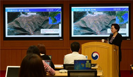3일 서울 동작구 기상청 다울관에서 열린 '북한 인공지진 관련 브리핑'에서 이미선 지진화산센터장이 인공지진 발생 지역에 대해 설명하고 있다. (사진=문호남 기자)